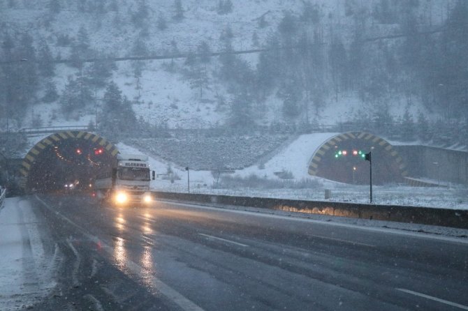 Bolu'da akşam saatlerinde başlayan kar yağışı ve sis etkili oluyor