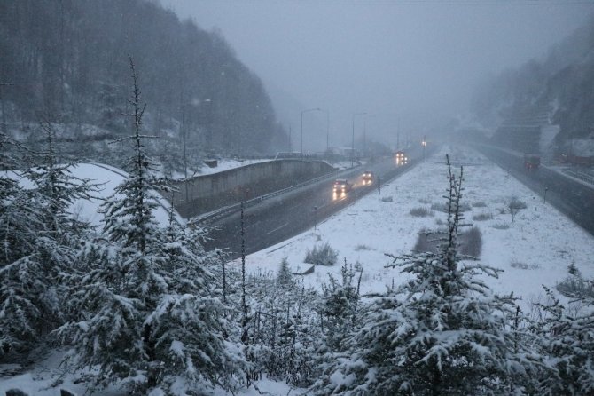 Bolu'da akşam saatlerinde başlayan kar yağışı ve sis etkili oluyor