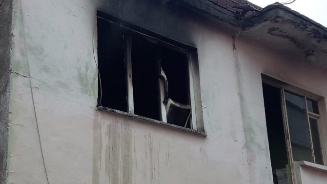 Bursa'da çıkan yangında bir evin ikinci katı kullanılamaz hale geldi