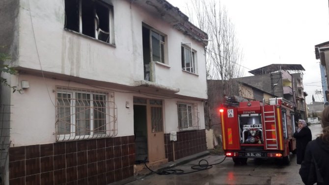 Bursa'da çıkan yangında bir evin ikinci katı kullanılamaz hale geldi