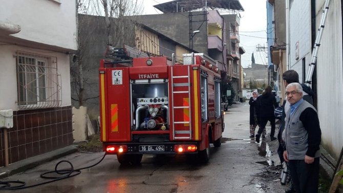 Bursa'da çıkan yangında bir evin ikinci katı kullanılamaz hale geldi