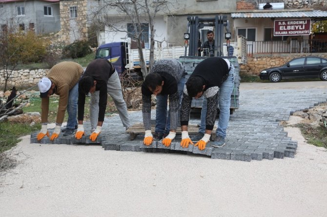 Erdemli Elbeyli Mahallesi'nde parke yol çalışmaları sürüyor