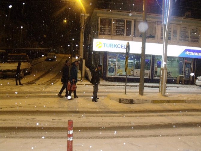 Özalp ilçesinde ırtına, gün içerisinde yerini kar yağışına bıraktı