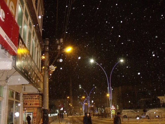 Özalp ilçesinde ırtına, gün içerisinde yerini kar yağışına bıraktı