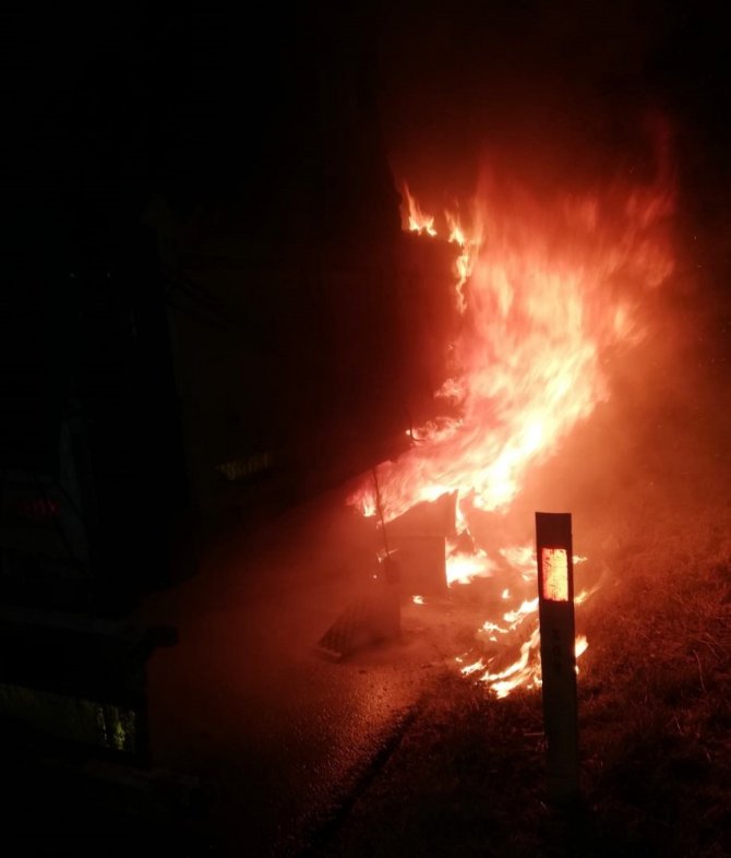 Sungurlu'dan Çorum'a seyir halinde olan tır alev aldı