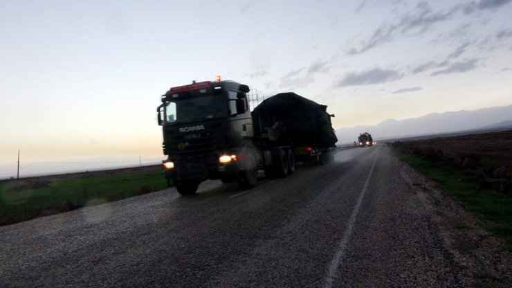 SURİYE sınırındaki Kilis'e askeri aralarında obüslerin de bulunduğu zırhlı araçlar sevk edildi.