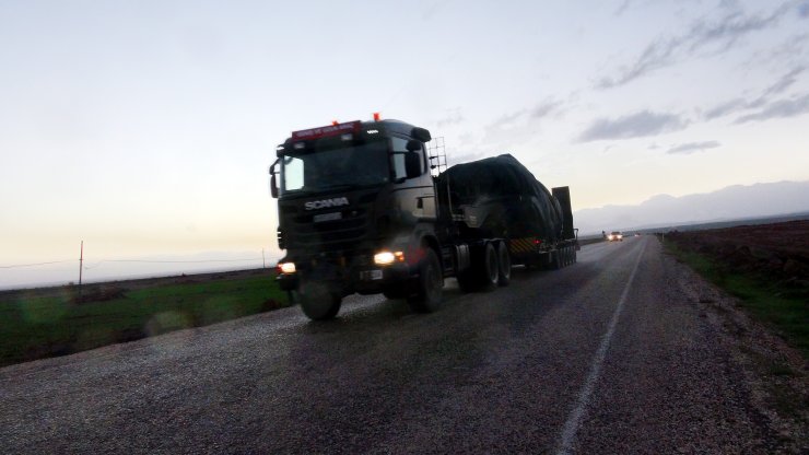 SURİYE sınırındaki Kilis'e askeri aralarında obüslerin de bulunduğu zırhlı araçlar sevk edildi.