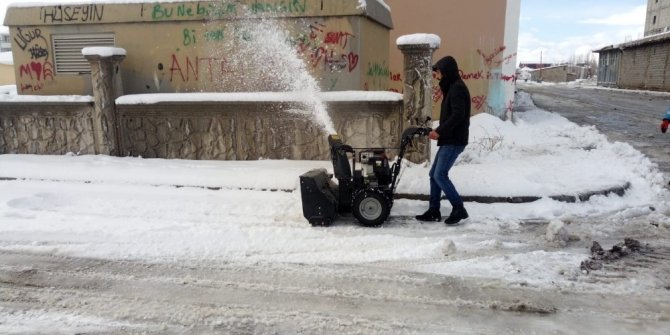 Van'ın Çaldıran ilçesinde etkili olan kar yağışının ardından belediye ekipleri tarafından çalışma başlatıldı.