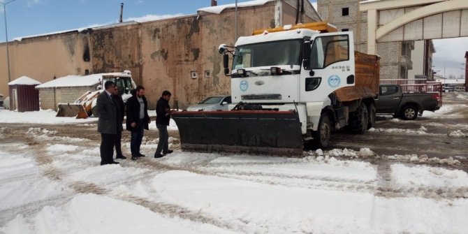 Van'ın Çaldıran ilçesinde etkili olan kar yağışının ardından belediye ekipleri tarafından çalışma başlatıldı.
