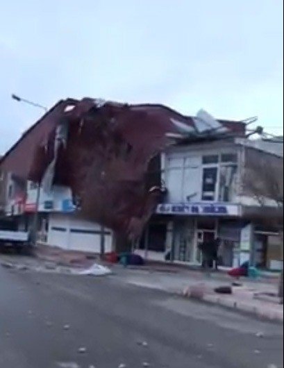 Van'ın Gevaş ilçesinde iki gündür etkili olan şiddetli fırtına çatıları uçurdu