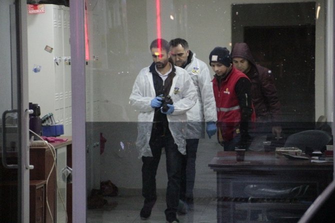 Bağcılar’da akaryakıt istasyonunda soygun 5 şüpheli, çelik para kasasını alarak kaçtı