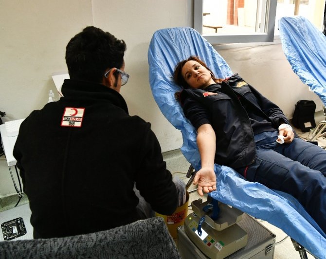 Hayat kurtarmak onların işi 300 itfaiyeci kan bağışında bulundu