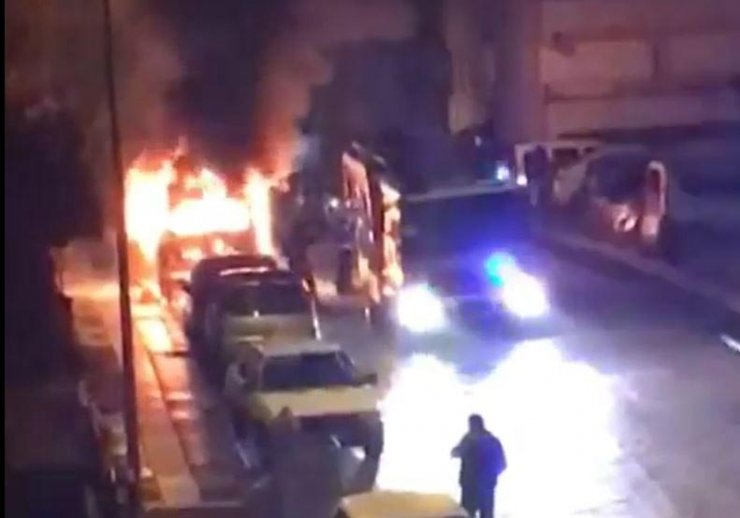 Ankara'da, park halindeki bir kamyonet, motor kısmında çıkan yangında küle döndü