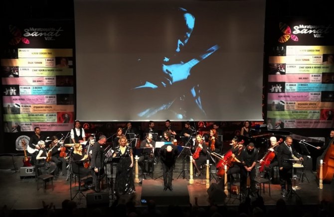 Aşık Veysel’in hayatı ve felsefesi senfonik ve yerel tarzda görsel sahne sanatlarıyla anlatıldı