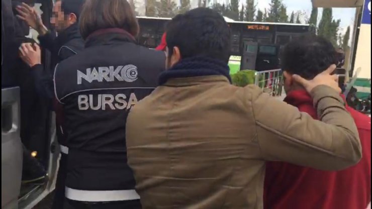 Bursa'da polis tarafından düzenlenen uyuşturucu operasyonunda 17 kişi gözaltına alındı.