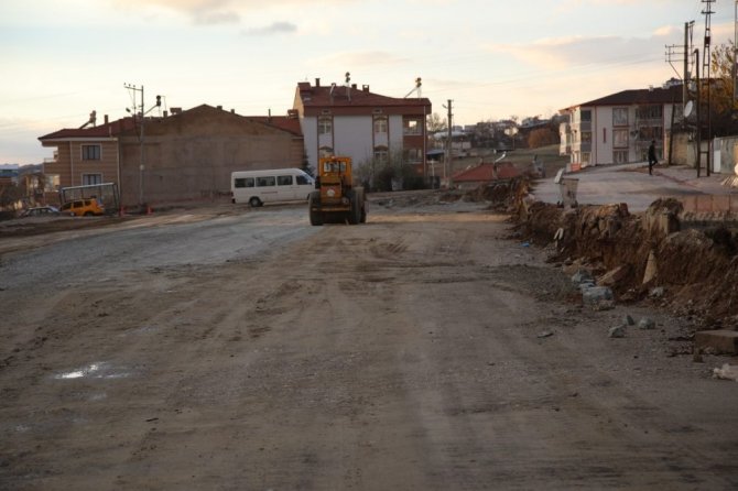 Elazığ Belediye Başkanı Mücahit Yanılmaz, yol çalışmalarını yerinde inceledi.