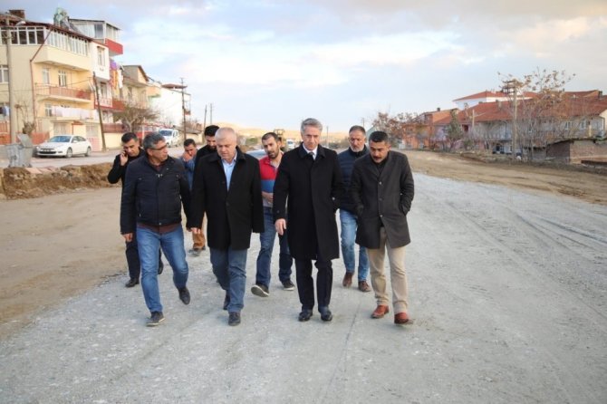 Elazığ Belediye Başkanı Mücahit Yanılmaz, yol çalışmalarını yerinde inceledi.