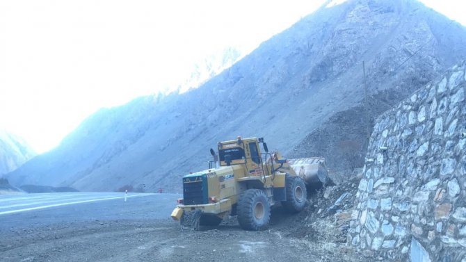 Hakkari-Van karayolu kenarına düşen kayalar karayolları ekipleri tarafından temizlendi