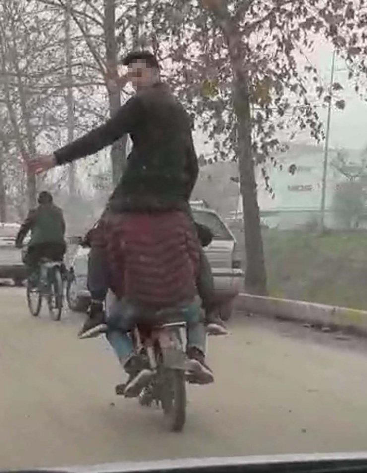 Motosiklette tehlikeli yolculuk "3 genç yürekleri ağza getirdi"