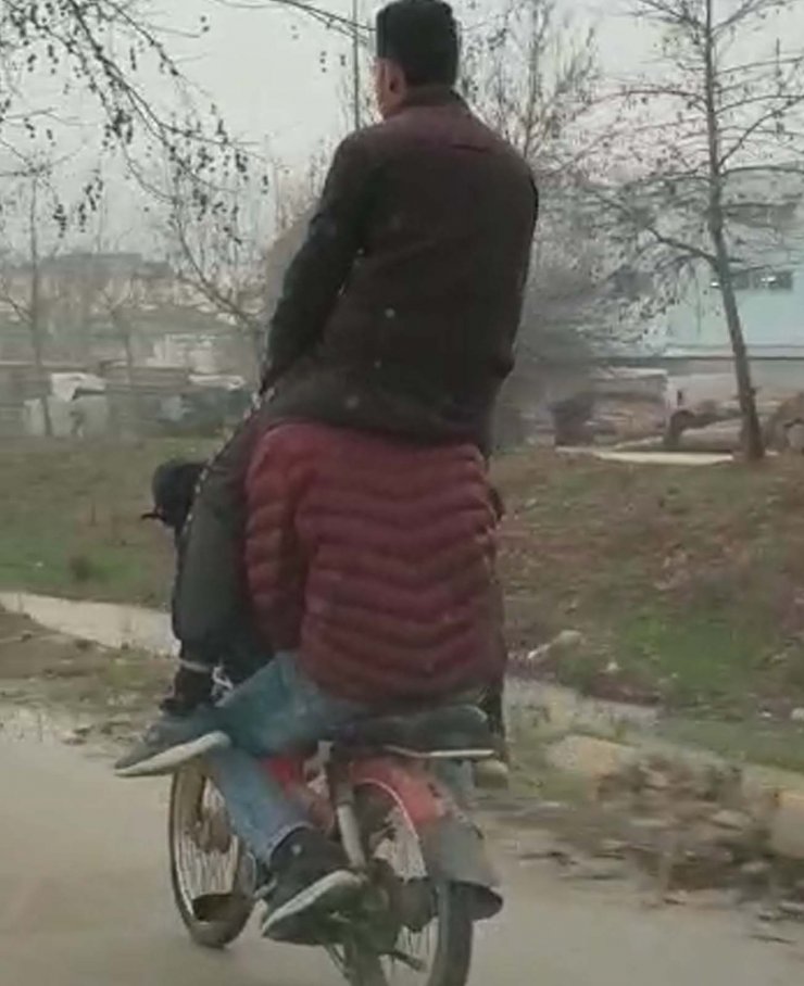 Motosiklette tehlikeli yolculuk "3 genç yürekleri ağza getirdi"