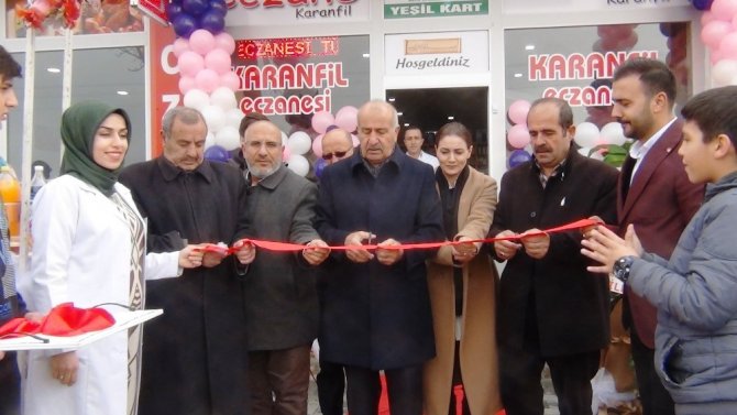 Van'ın Erciş ilçesinde "Karanfil Eczane" isimli iş yeri düzenlenen törenle hizmet açıldı
