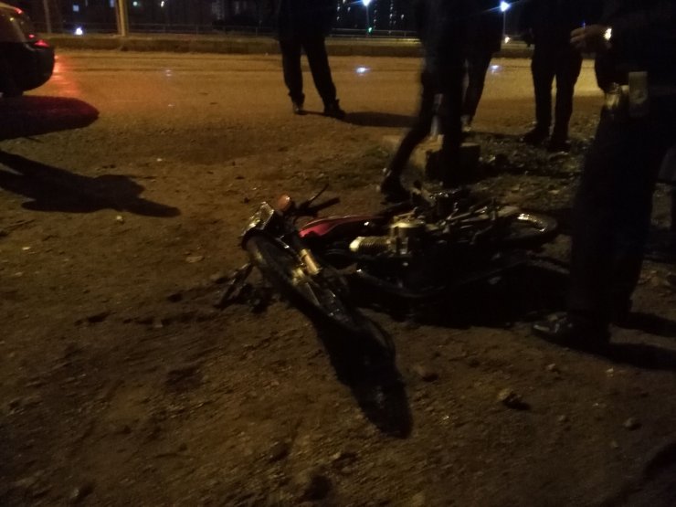 ADANA'nın Kozan ilçesinde Motosiklet ile otomobil çarpıştı: 1 yaralı