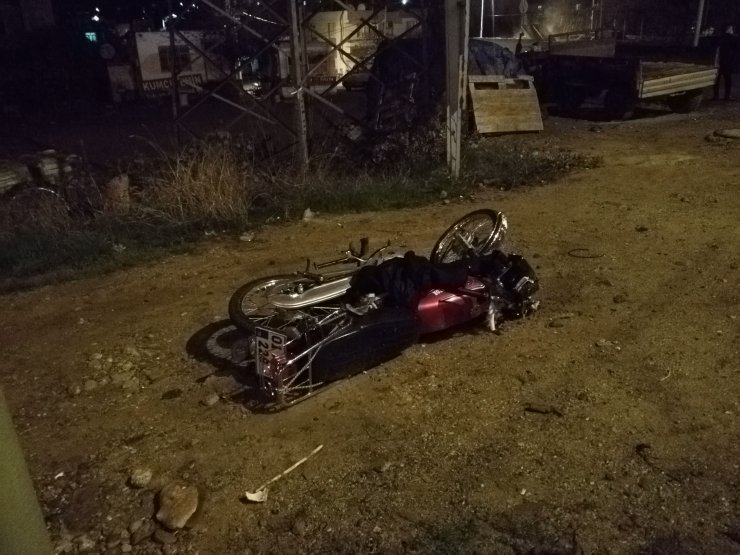 ADANA'nın Kozan ilçesinde Motosiklet ile otomobil çarpıştı: 1 yaralı