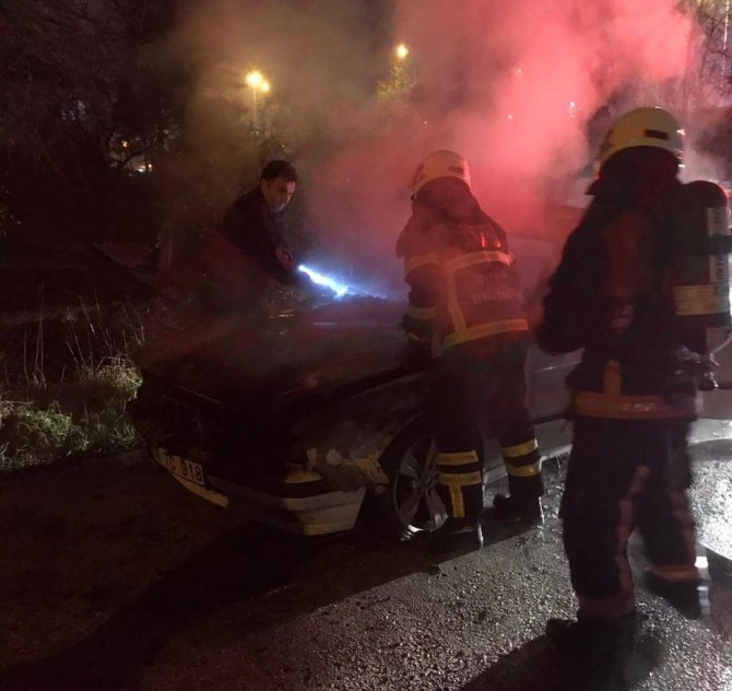 Düzce'de seyir halindeki otomobil bir anda alev aldı