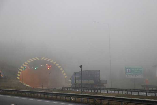 Yoğun sis nedeniyle görüş mesafesinin yer yer 20 metreye kadar düştü