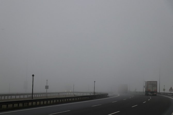 Yoğun sis nedeniyle görüş mesafesinin yer yer 20 metreye kadar düştü