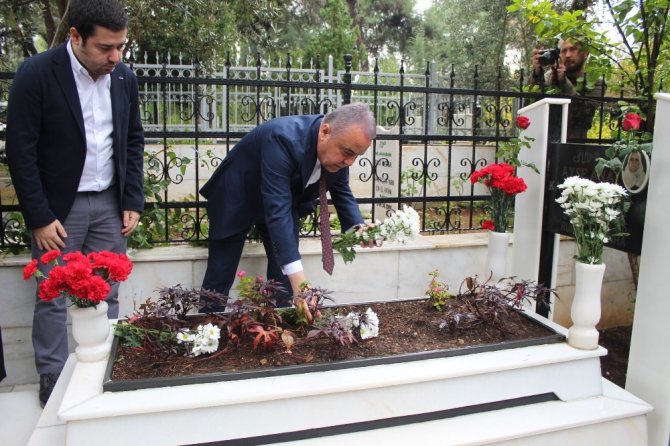 CHP’nin Büyükşehir Belediye Başkan Adayı Böcek’in ilk ziyareti anne ve babasının kabirleri oldu