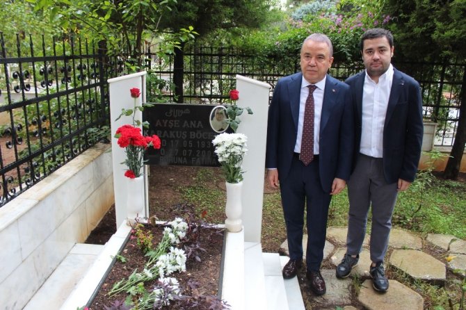 CHP’nin Büyükşehir Belediye Başkan Adayı Böcek’in ilk ziyareti anne ve babasının kabirleri oldu