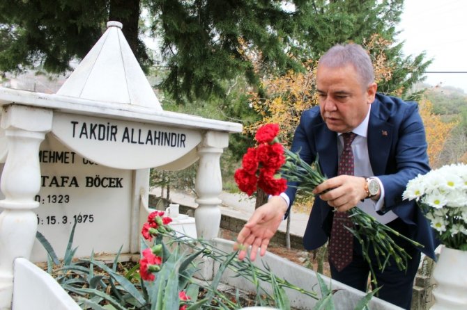 CHP’nin Büyükşehir Belediye Başkan Adayı Böcek’in ilk ziyareti anne ve babasının kabirleri oldu