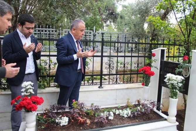 CHP’nin Büyükşehir Belediye Başkan Adayı Böcek’in ilk ziyareti anne ve babasının kabirleri oldu