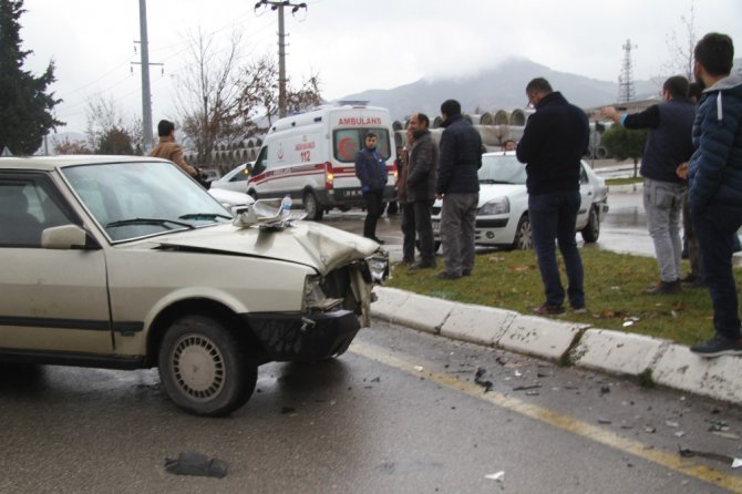 Isparta'da iki otomobilin çarpışması sonucu meydana gelen kazada sürücü yaralandı.