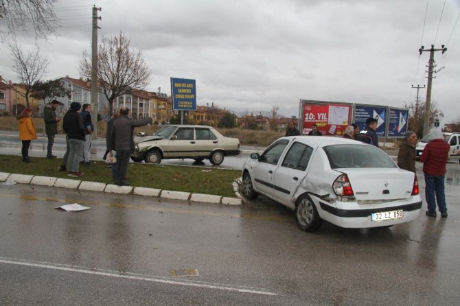 Isparta'da iki otomobilin çarpışması sonucu meydana gelen kazada sürücü yaralandı.