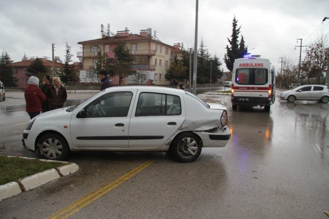 Isparta'da iki otomobilin çarpışması sonucu meydana gelen kazada sürücü yaralandı.