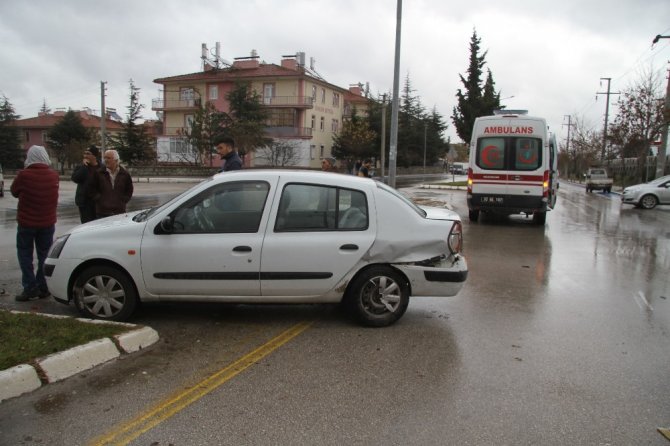 Isparta'da iki otomobilin çarpışması sonucu meydana gelen kazada sürücü yaralandı.