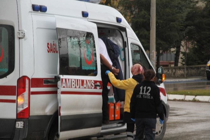 Isparta'da iki otomobilin çarpışması sonucu meydana gelen kazada sürücü yaralandı.