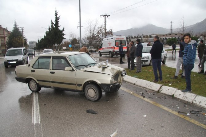 Isparta'da iki otomobilin çarpışması sonucu meydana gelen kazada sürücü yaralandı.