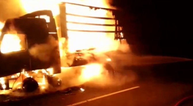 Kahramanmaraş-Kayseri karayolunda Seyir halindeki tır alev alev yandı