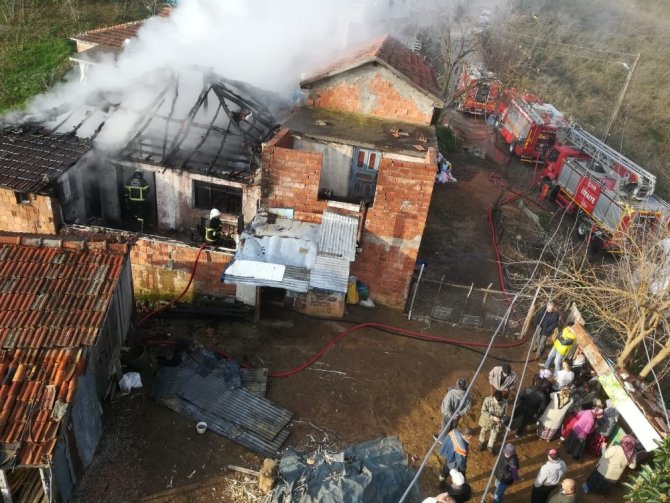 Ordu'nun Fatsa ilçesinde meydana gelen yangında bir ev kullanılmaz hale geldi