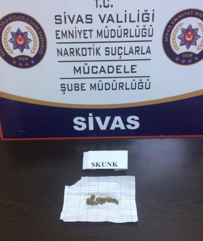 Sivas’ta narkotik sokak operasyonları "2,48 gram skunk maddesi ele geçirildi"