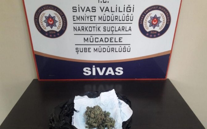 Sivas’ta narkotik sokak operasyonları "2,48 gram skunk maddesi ele geçirildi"