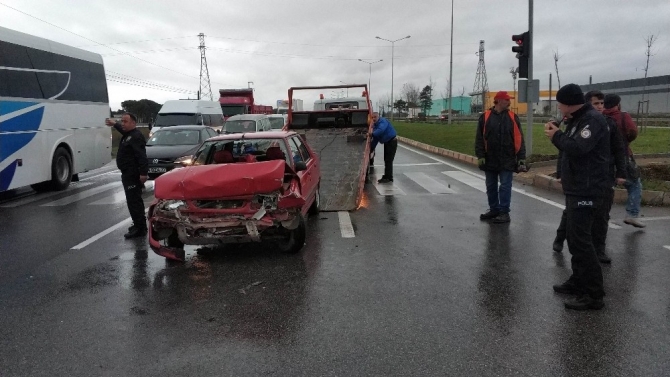 Otomobil kırmızı ışıkta bekleyen araca çarptı: 8 yaralı