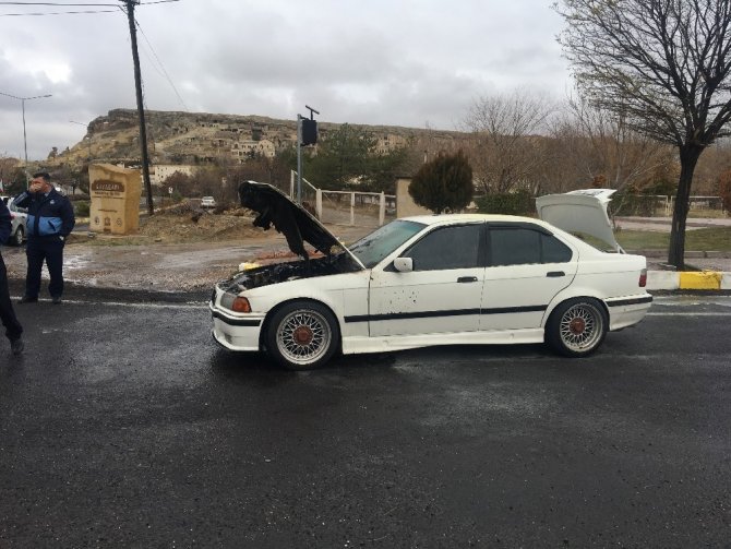 Seyir halindeyken alev alan otomobil itfaiye ekiplerinin müdahalesiyle söndürüldü