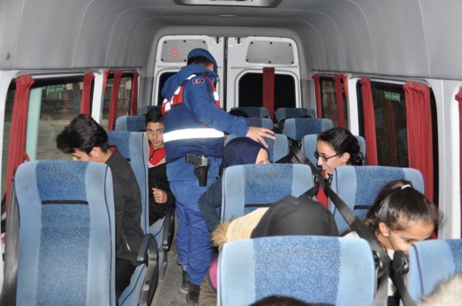 Afyonkarahisar'ın İhsaniye İlçe Jandarma Komutanlığınca Öğrenci servisleri denetlendi