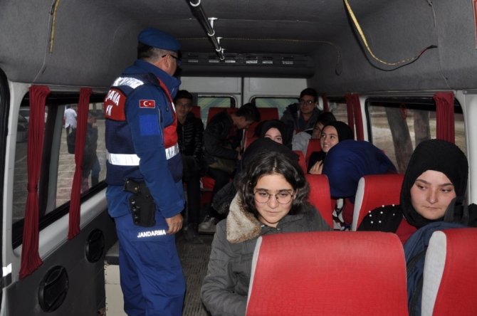 Afyonkarahisar'ın İhsaniye İlçe Jandarma Komutanlığınca Öğrenci servisleri denetlendi