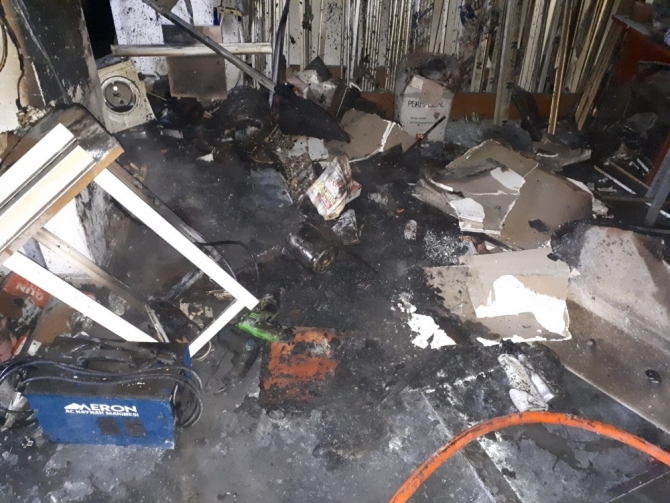 İşyeri yangınında dumandan zehirlenen 1 kişi öldü