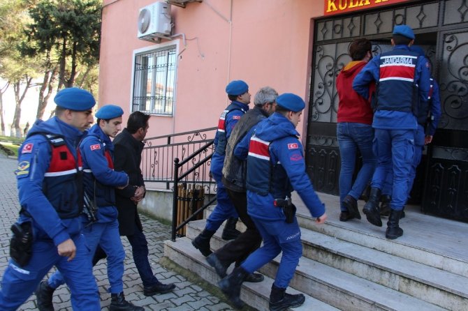 Manisa'nın Kula ilçesinde Suçüstü yakalanan kablo hırsızları tutuklandı